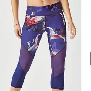 Fabletics Midnight Mesh Powerhouse Capri in Midnight Lily Print Size Small